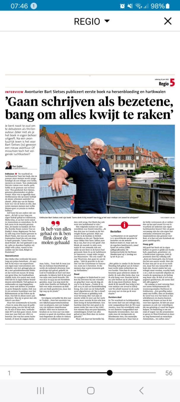 Een man praat enthousiast over het belang van schrijven en behoud van historische informatie.