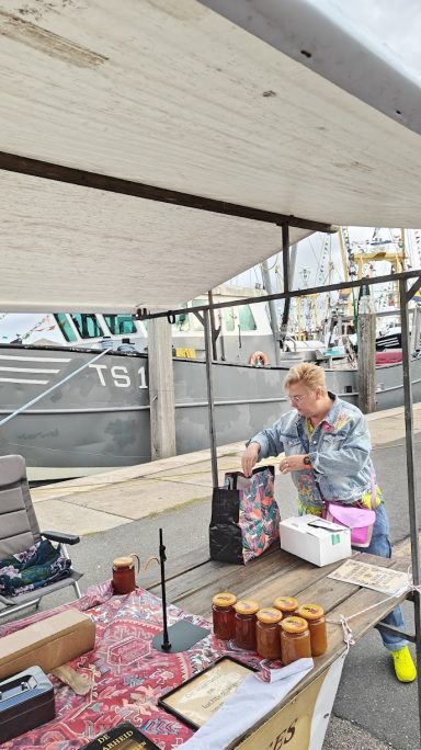 Den Oever, honing verkoop